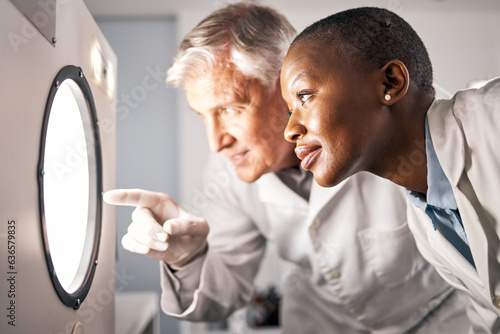 Bilde på lerret Scientist, teamwork and incubator in laboratory for research, growth check or medical study with mentor