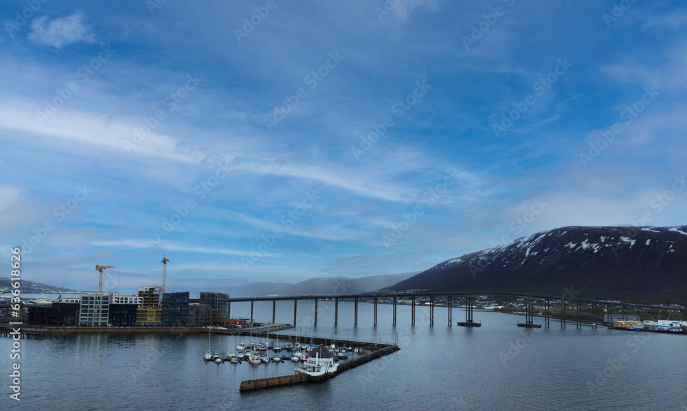 Obraz premium Gleaming Tromso Bridge Reflecting Clouds over the Sea