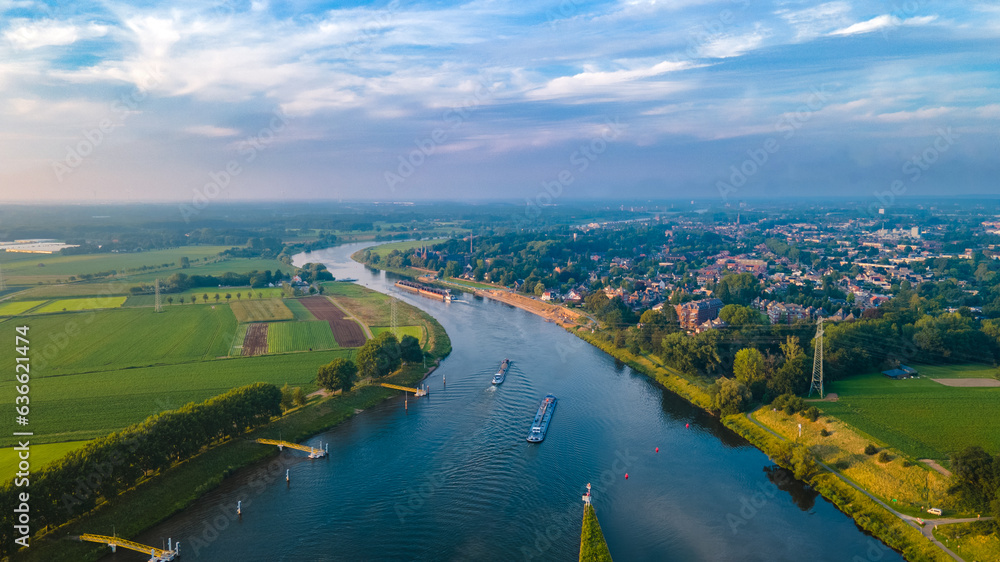 Zdjęcie z drona,statki na holenderskiej rzece