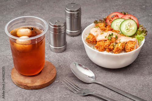 Obiad składający się z rice bowl — azjatyckiego dania z ryżem, kurczakiem i warzywami oraz mrożona herbata z liczi © Anna