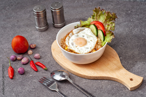Rice Bowl — miska z azjatyckim daniem na desce do krojenia na stole © Anna