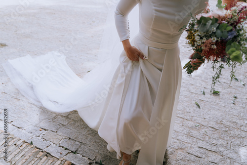 Obraz na płótnie Novia subiendo escaleras con ramo de flores w salonie