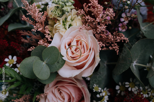 Alianzas de boda en ramo de flores