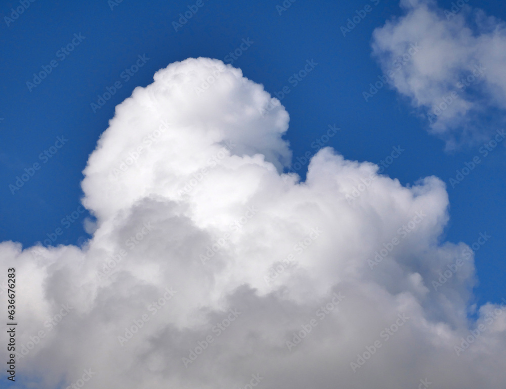 Obraz premium White fluffy cloud over blue sky background, beautiful heaven photo