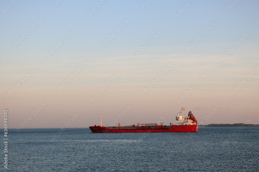 barco cargueiro movendo-se no rio Sado ao entardecer.