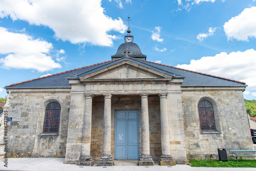 Fototapeta premium L'église Saint-Didier à Thonnance-lès-Joinville sur fond de ciel bleu en été de style néo-classique avec un péristyle à l’antique de quatre colonnes.