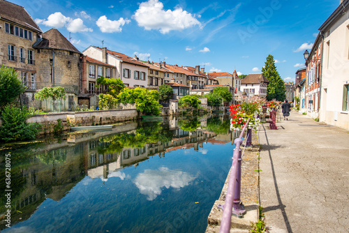 Paysage sur les berges au bord de la Marne, la rivière de Joinville, avec les façades des maisons typiques de la région de la Haute-Marne