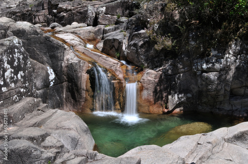 Cascata de água com pequena lagoa na serra da Peneda Gerês no norte de Portugal