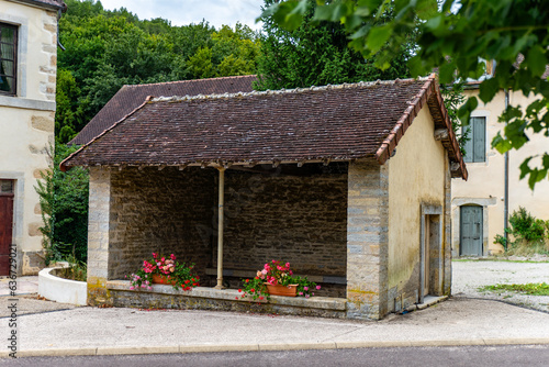 Ancien petit lavoir de village à La Bussière-sur-Ouche en Bougogne