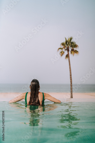 Chica joven delgada posando y descansando en piscina de hotel de lujo en andalucia © MiguelAngelJunquera