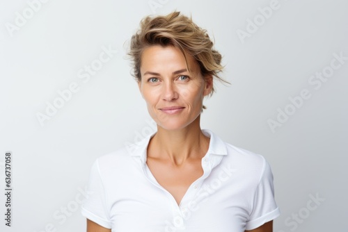 Obraz na płótnie Portrait of a smiling businesswoman with blond hair on white background w salonie