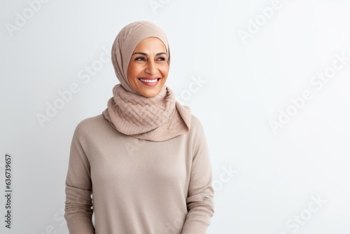 Obraz na płótnie portrait of happy muslim woman in hijab looking at camera isolated on white w salonie