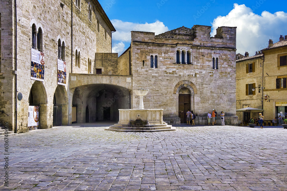 Bevagna town, Umbria, Italy.  Silvestri Square with the Consuls Palace, the fountain and St Sylvester's Church.