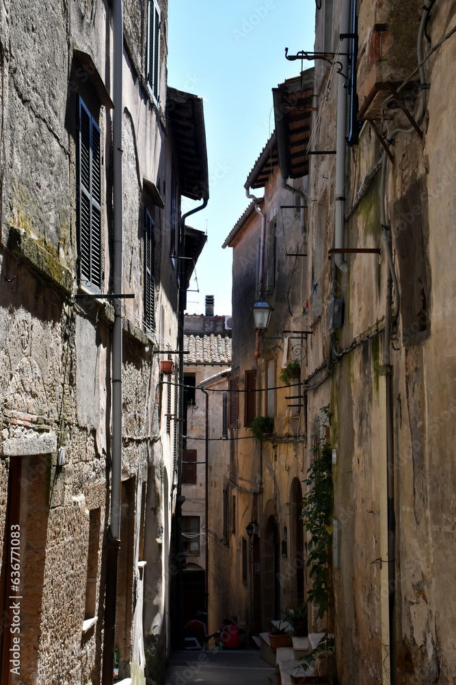 Verwitterte Hausfassaden in der Altstadt von Pitigliano