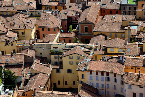 Rote Hausdächer in der Altstadt von Bologna
