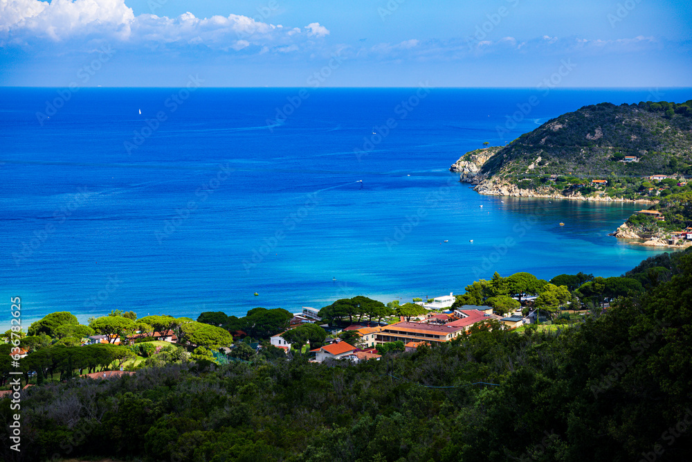 Sommerliche Küstenlandschaft an der Insel Elba in Italien