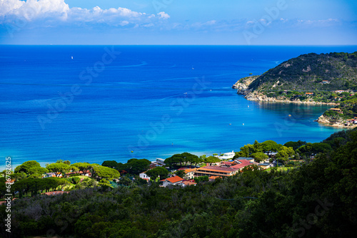 Sommerliche K  stenlandschaft an der Insel Elba in Italien