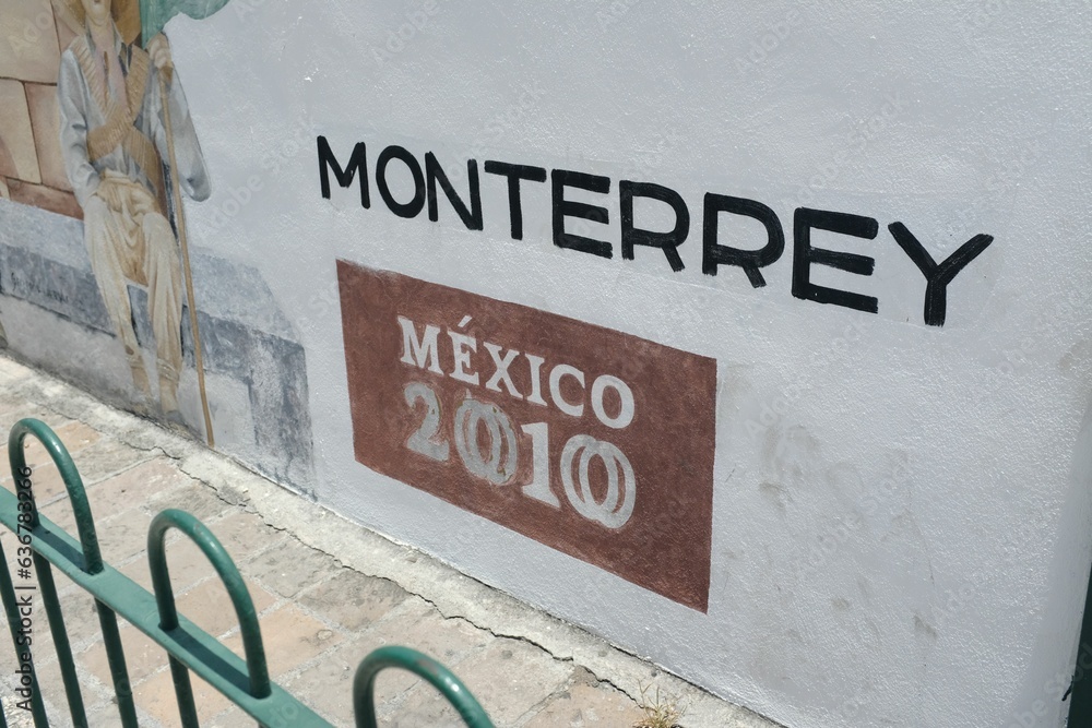 Obraz premium White wall with the text 'Montierry Mexico 2010'.