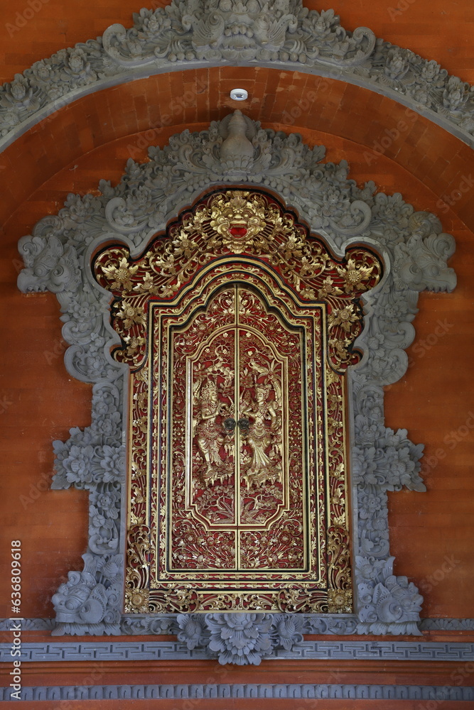 In die Wand eingelassener Opferschrank mit goldenen Ornamenten und Figuren in Bali, Indonesien