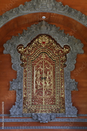 In die Wand eingelassener Opferschrank mit goldenen Ornamenten und Figuren in Bali  Indonesien