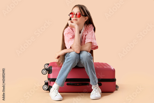 Little girl in sunglasses w...