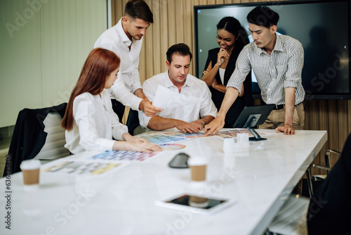 Billede på lærred Diverse team apply design thinking to gather insights, propose solutions