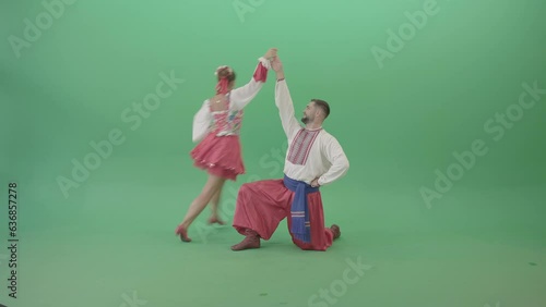 Kozak Ukraine dancing girl and boy isolated on Green Screen - 4K Video Footage (ID: 636857278)