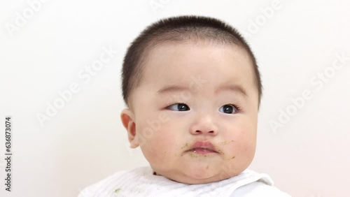 離乳食を食べる赤ちゃん（男の子、日本人、0歳、生後8か月）