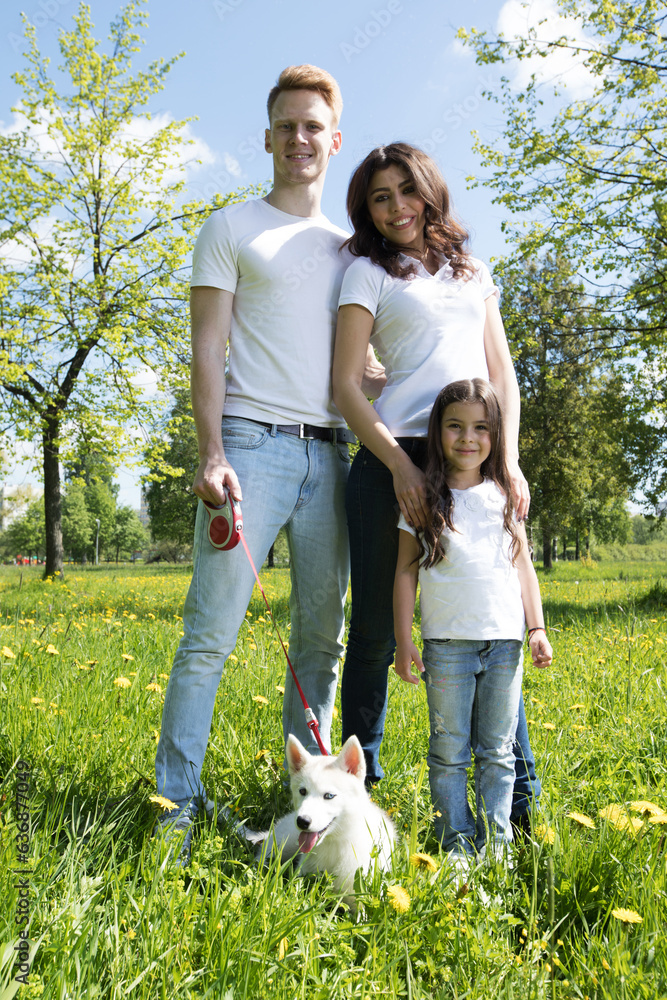 Obraz premium Cheerful family in park