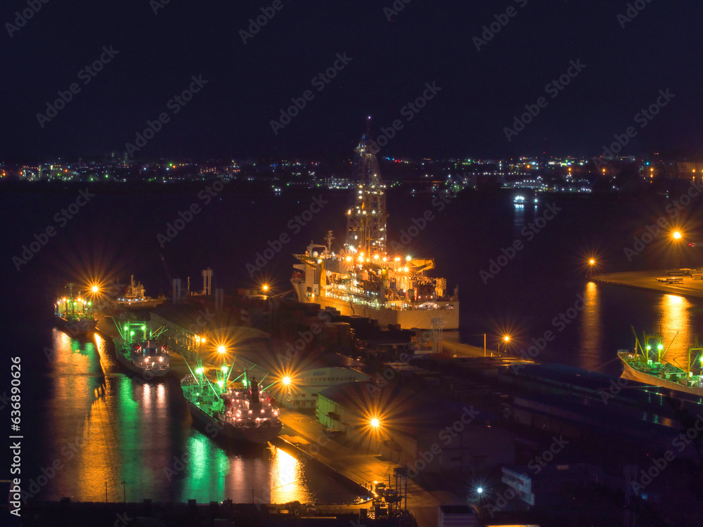夜の港の停泊する船舶