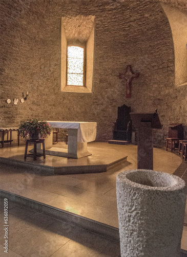 Intérieur de l'église paroissiale de La Couvertoirade, Aveyron, France photo