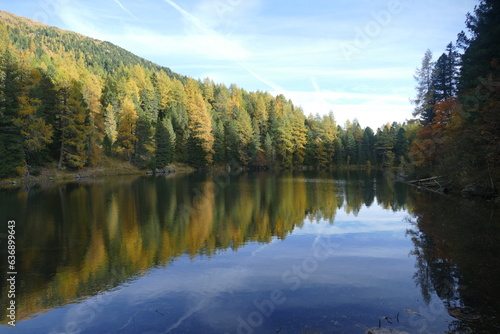 Fototapeta Naklejka Na Ścianę i Meble -  See im Herbst