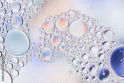 Arrière plan abstrait bulles - Huile dans de l'eau sur un fond flou multicolore	 photo