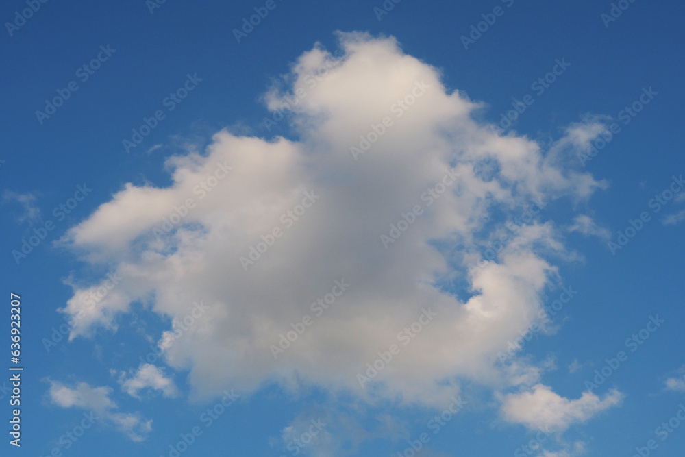 Weiße Wolken vor einem tiefblauen Himmel Weiße Wolken vor einem tiefblauen Himmel
