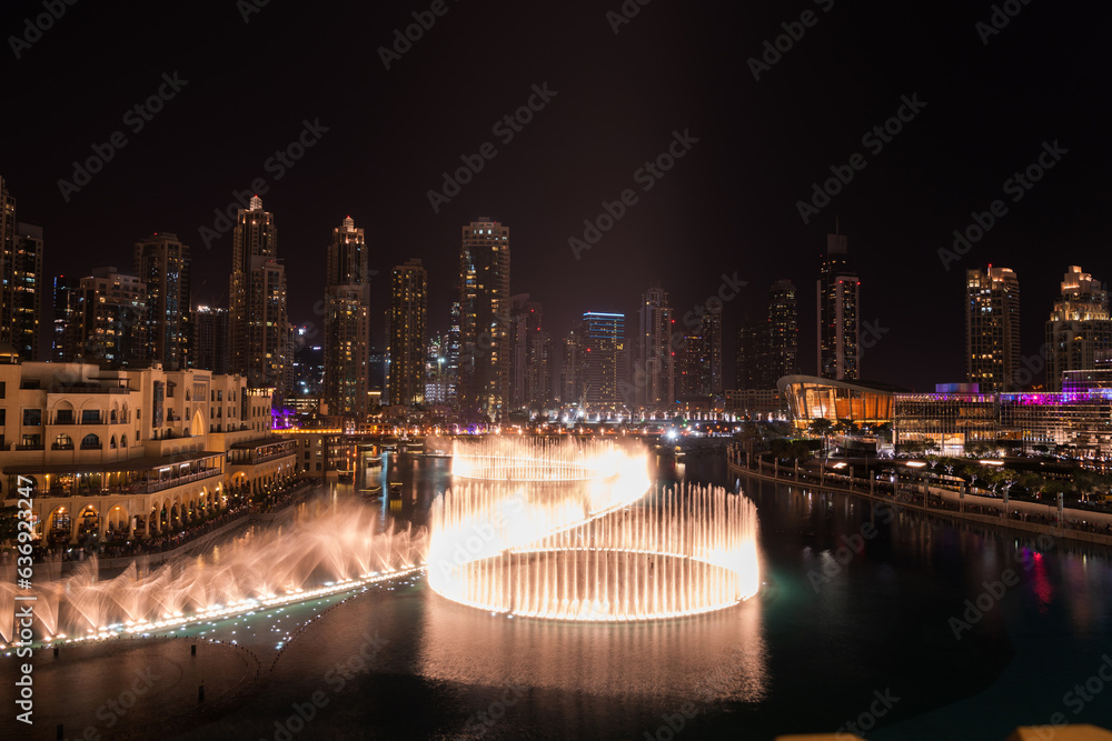 Obraz premium Unique view of Dubai Dancing Fountain show at night. 