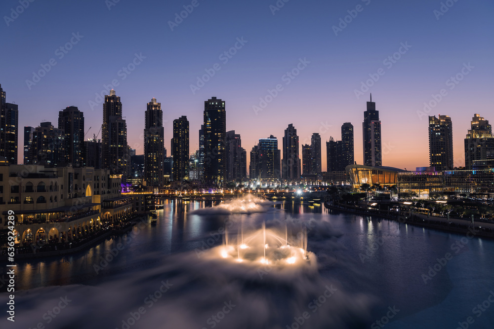 Fototapeta premium Unique view of Dubai Dancing Fountain show at night.