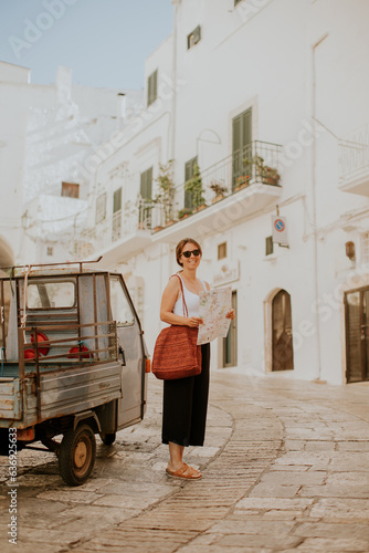 Female tourist with paper c...