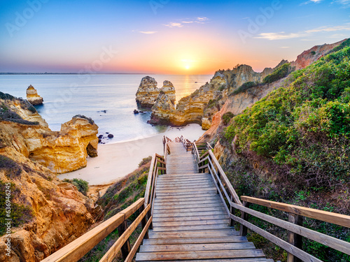 Foto Boardwalk and Stairs to Camilo Beach at Sunrise