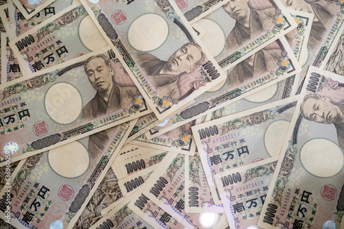 日本の1万円札をばら撒く