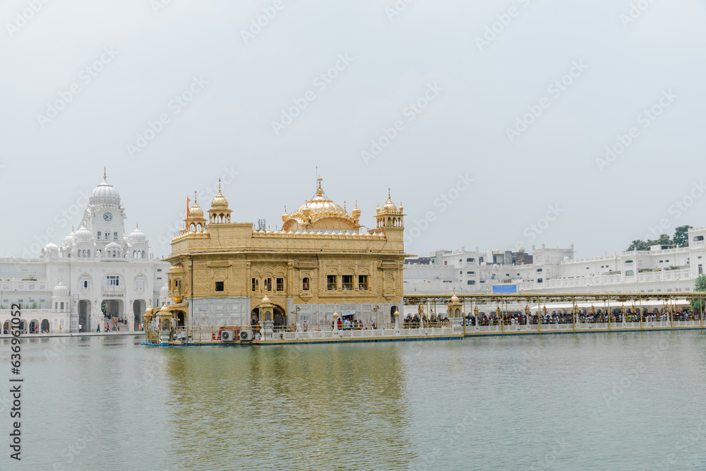 Fototapeta premium Golden Temple (Harmandir Sahib) in Amritsar, Punjab, India