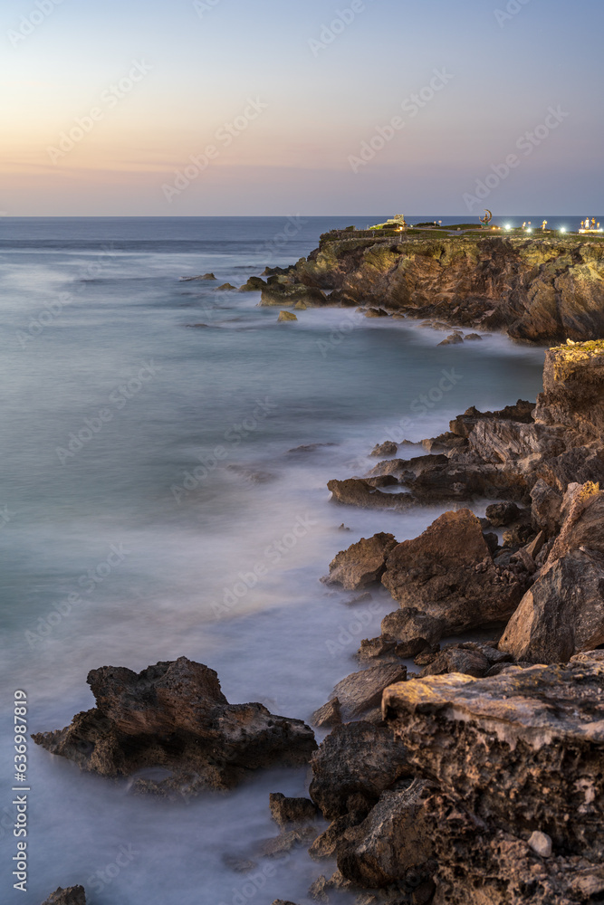 Obraz premium morning light on rocky cliff ocean 