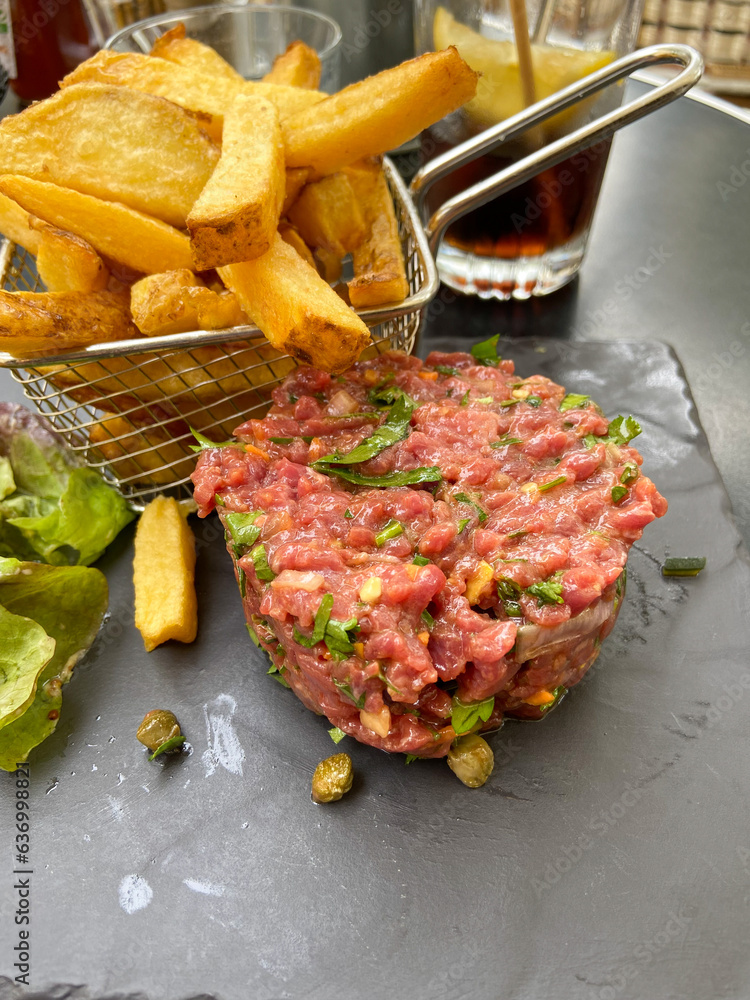 Tartare de boeuf et frites sur une ardoise Stock Illustration Adobe Stock
