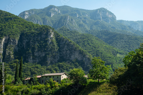 Grotte Oliero, che prendono origine dal fiume Oliero e rappresentano un importante complesso di grotte che attrae molti turisti ogni anno. Si trovano nella valle del fiume brenta.
