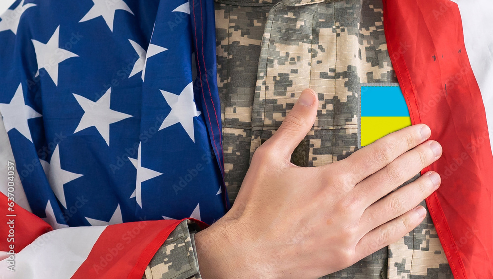 Naklejka premium Ukrainian military man with USA flag