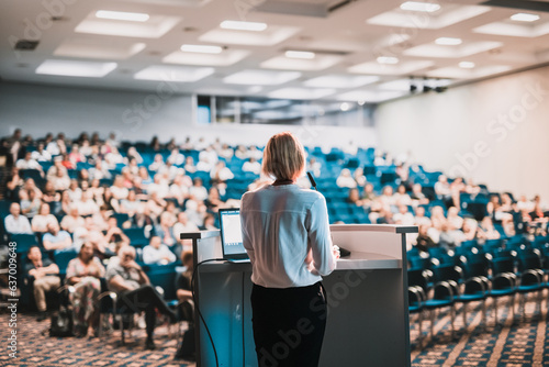 Billede på lærred Female speaker giving a talk on corporate business conference