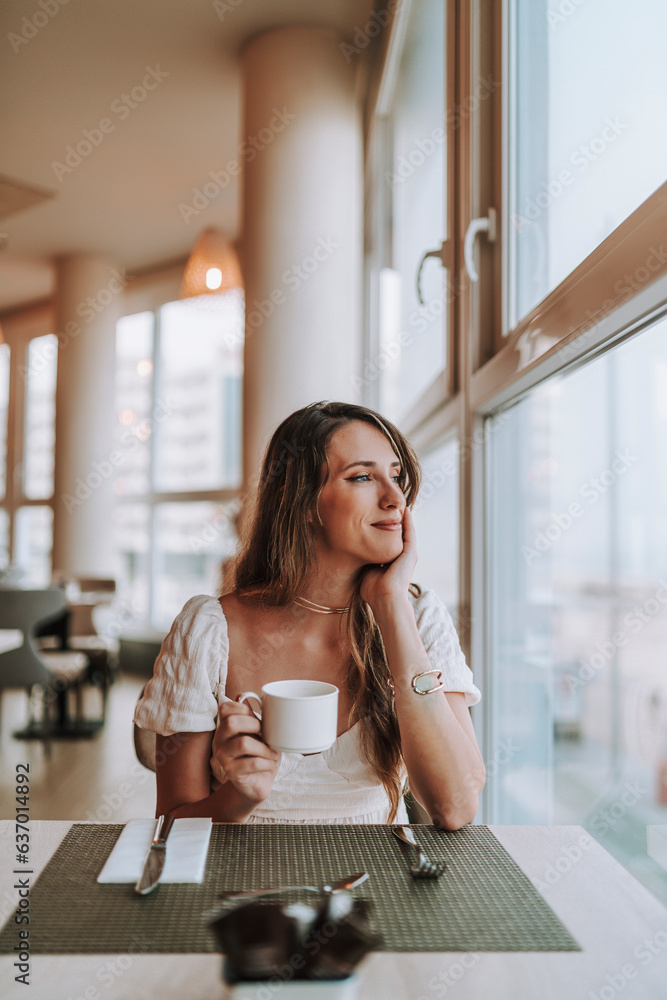 custom made wallpaper toronto digitalChica joven tomando café en cafeterÃa de hotel mientras mira por la ventana