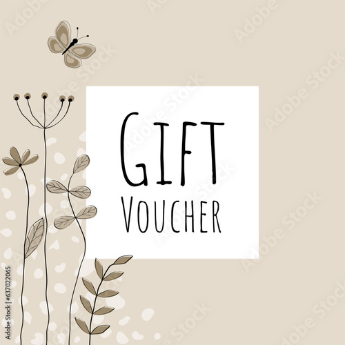 Gift Voucher - Schriftzug in englischer Sprache - Geschenkgutschein. Vektorgrafik mit liebevoll gezeichneten Blumen und Schmetterling in Sandtönen.