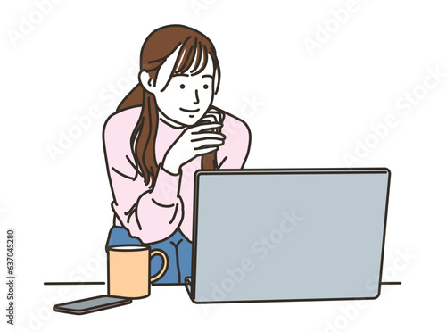 私服でPCを操作する笑顔の若い女性
