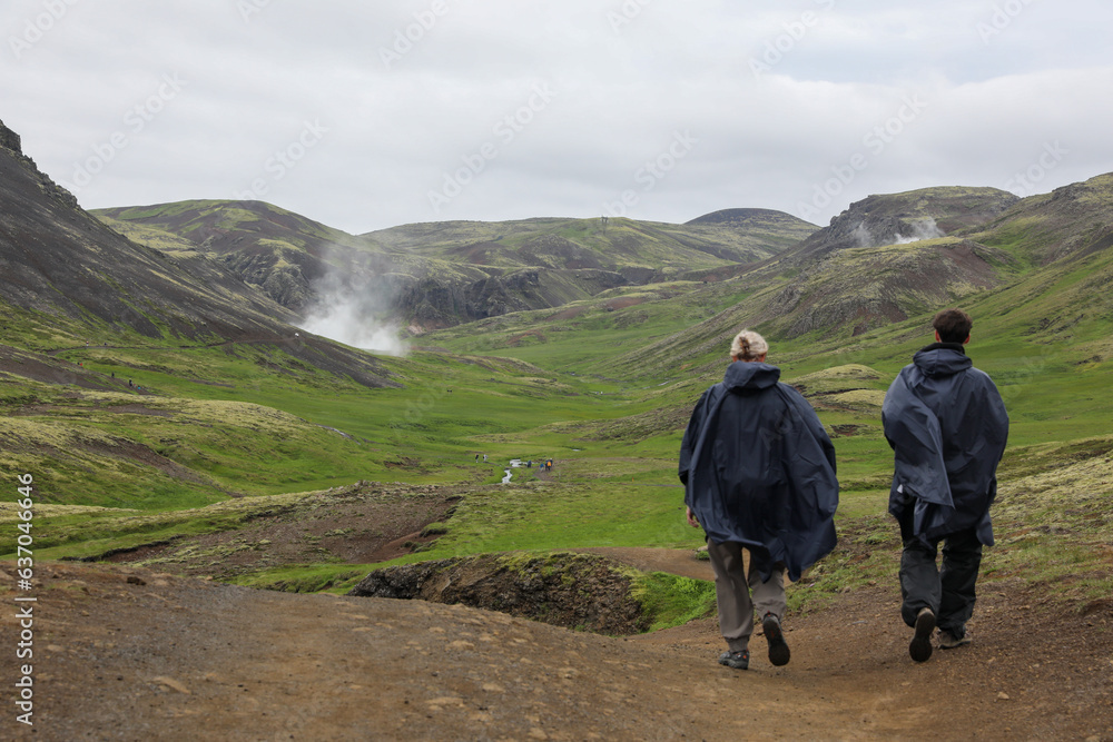 Deux touriste en randonné par temps de pluie en Islande