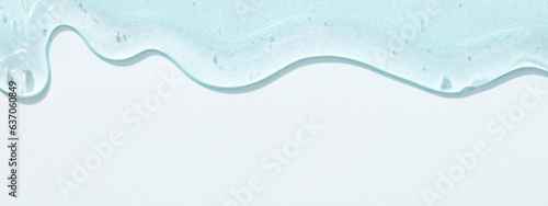 Foto viscous pure transparent cosmetic gel on blue background